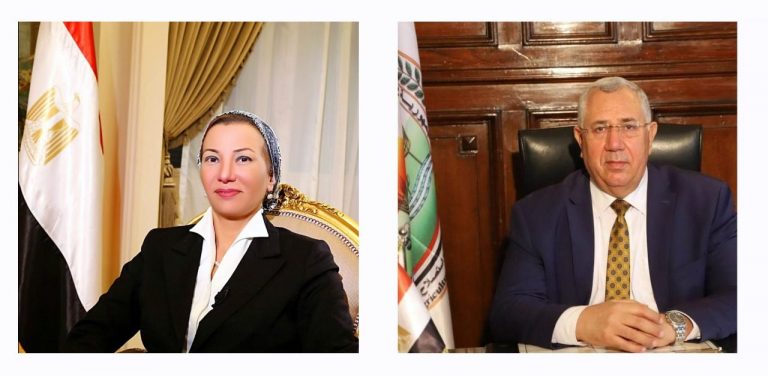 وزيرا البيئة والزراعة ومحافظ الوادى الجديد يوقعون بروتوكول تعاون لتوفير مستلزمات إنشاء مشتل بيئى على مساحة 5 افدنه بمدينة الخارجة