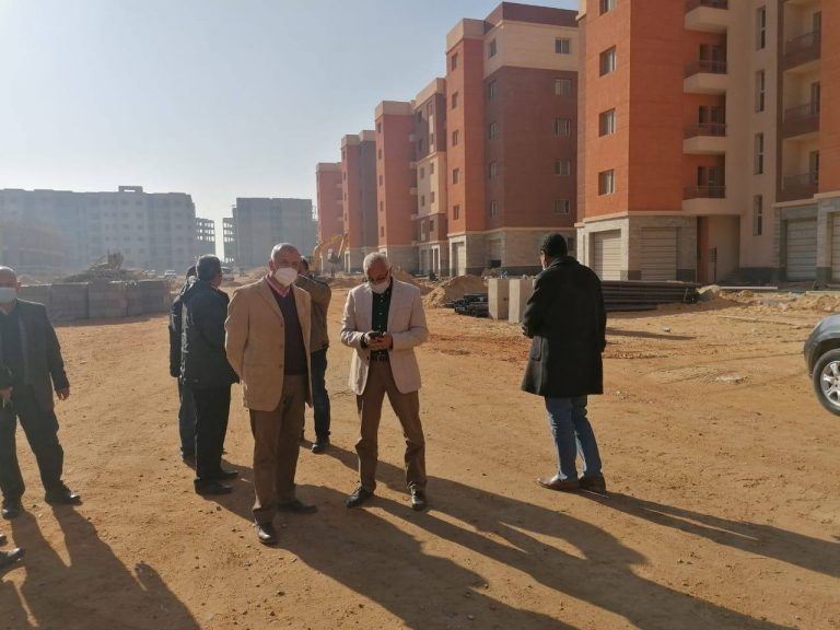 مسئولو “الإسكان” يتفقدون مشروع عمارات “السلام” بمدينة العبور