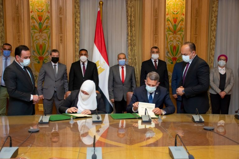 محافظ مطروح: حريصون على وضع الاستراتيجيات والسياسات اللازمة للتطوير بما يعود بالنفع على المواطنين