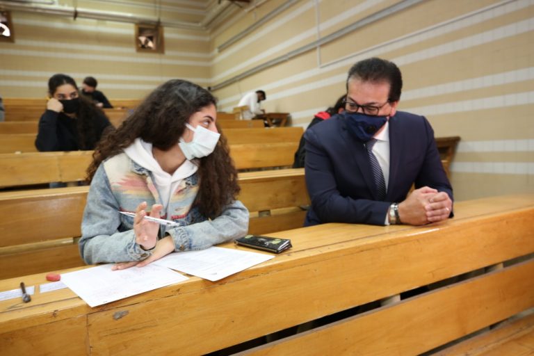 وزير التعليم العالي يتابع انتظام لجان الامتحانات واستئناف بجامعتي القاهرة وعين شمس