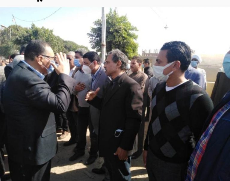 محافظ الشرقية ومدير الأمن يؤديان واجب العزاء في وفاة اللواء محمد صالح