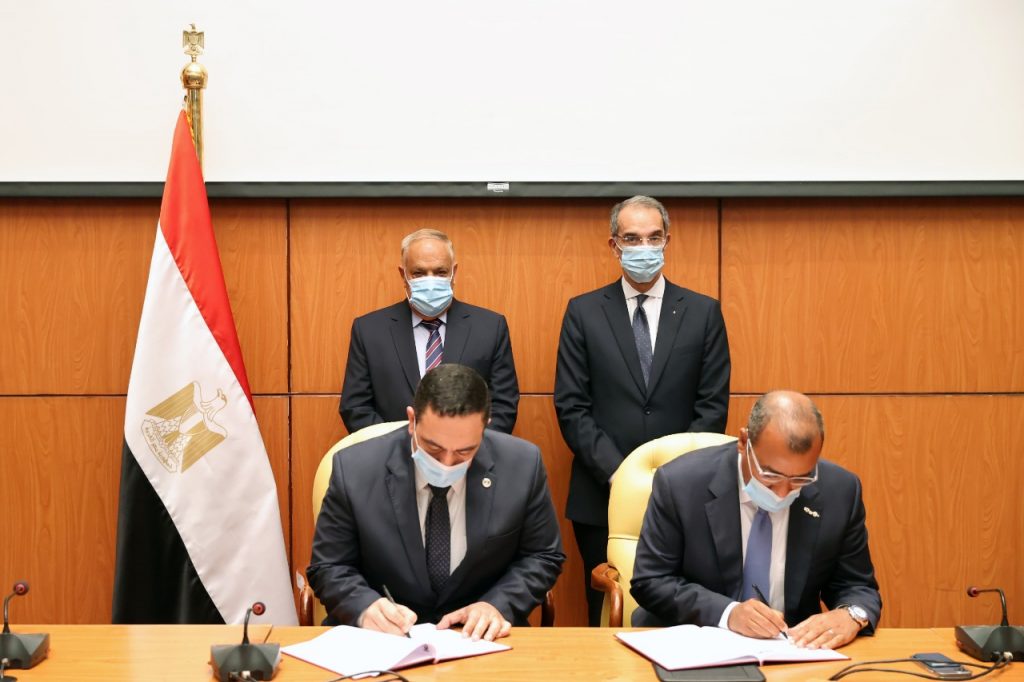 وزير الاتصالات ورئيس العربية للتصنيع يشهدان توقيع اتفاقية لتنفيذ أعمال منظومة التطبيقات الذكية