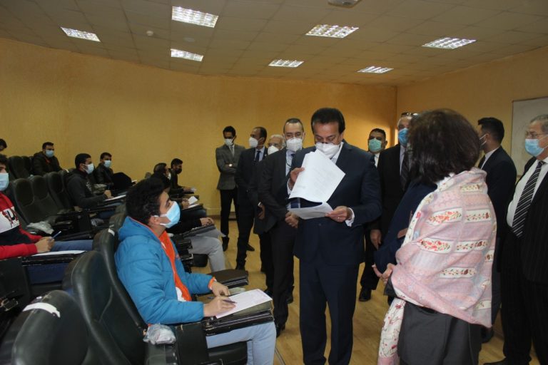 وزير التعليم العالي يتفقد عددًا من لجان الامتحانات بالجامعات الخاصة والمعاهد العليا