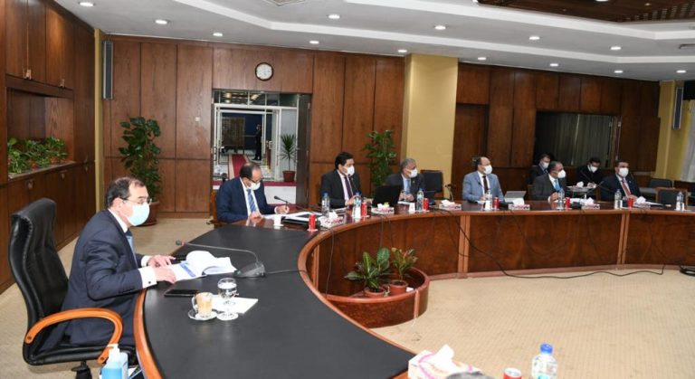 وزير البترول..  يتابع خطة توصيل الغاز الطبيعي إلى  ١,٢ مليون وحدة سكنية وقري حياة كريمة