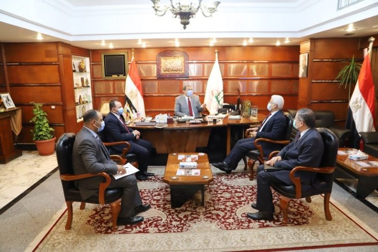“سعفان” يبحث مع “عوض” توفير الحماية والرعاية الاجتماعية والصحية والتأمينية للعمالة غير المنتظمة