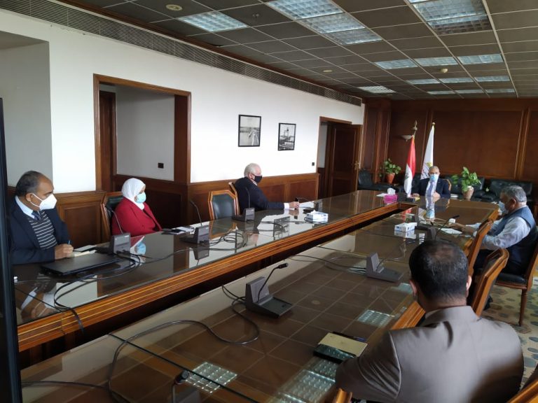 عبد العاطى يستعرض الاجراءات المستقبلية للبدء فى تنفيذ مشروع تحسين نوعية مياه مصرف كيتشنر