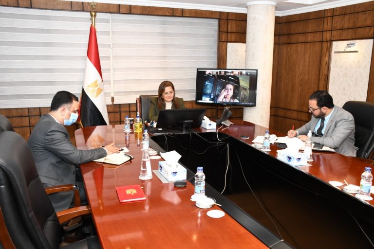 وزيرة التخطيط والتنمية الاقتصادية تستعرض مبادرة حياة كريمة بسيمنار جامعة القاهرة