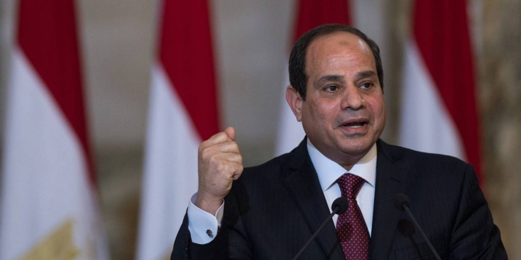 الرئيس السيسي يشكر العاملين المصريين القائمين على حل أزمة السفينة الجانحة