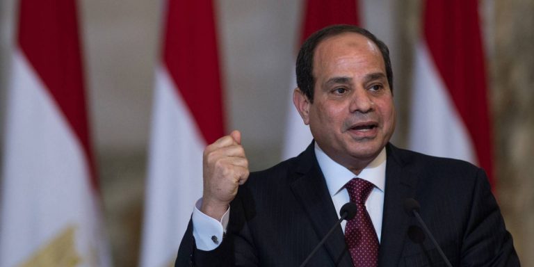 الرئيس السيسي يشكر العاملين المصريين القائمين على حل أزمة السفينة الجانحة