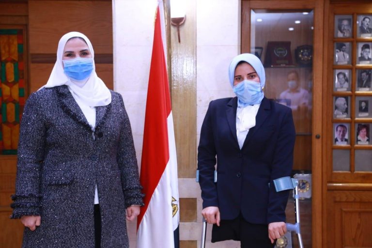 وزيرة التضامن الاجتماعى تستقبل نعمات..وتوجه بصرف 10 آلاف جنيه..وتوفير جهاز تعويضى