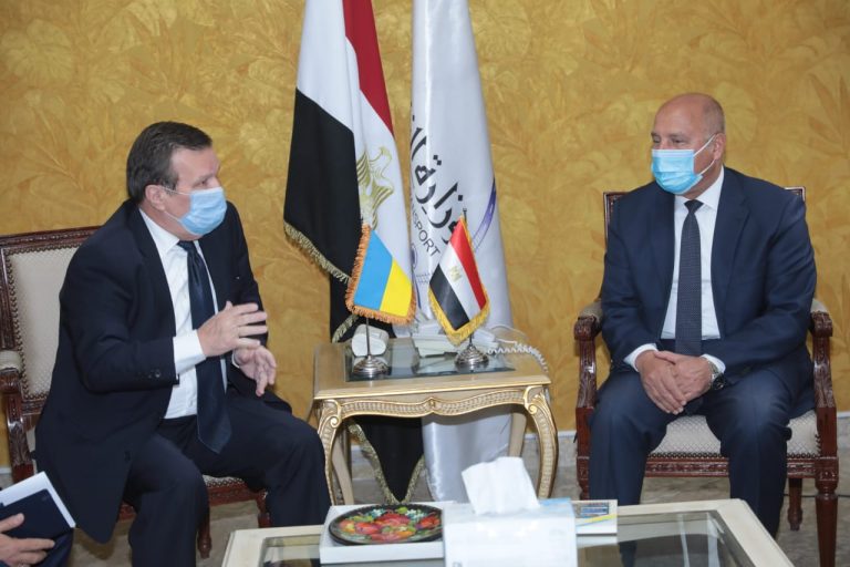وزير النقل يبحث مع السفير الأوكراني بالقاهرة  التعاون في مجالات الجر الكهربائي بالاسكندرية وعمرات الوحدات المتحركة بالسكك الحديدية وتطوير النقل النهري