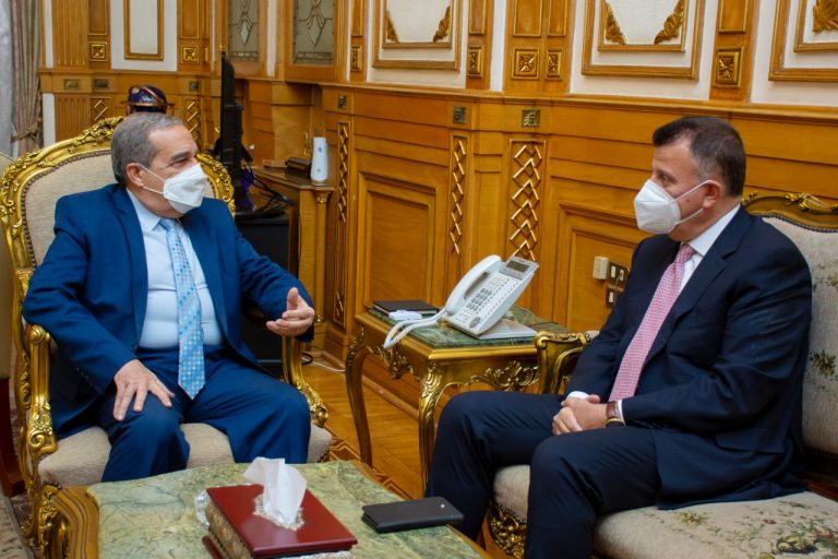 الوزير “مرسي”: نؤمن بأهمية ربط البحث العلمى بالصناعة وتطوير منظومة التصنيع والإنتاج فى مصر