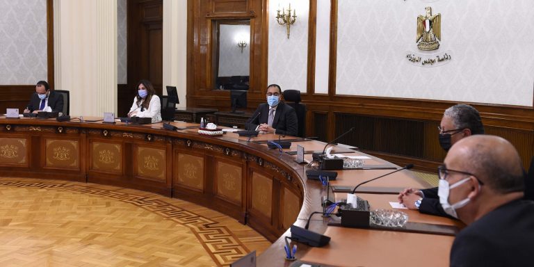 رئيس الوزراء يلتقى عددا من الاستشاريين.. ويؤكد: احلموا..فالقاهرة تستحق منا أن نحلم من أجلها لتعود أعظم عواصم الدنيا