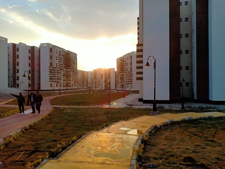 مسئولو وزارة الإسكان يتفقدون اللمسات الأخيرة لـ٢٤٩٦وحدة سكنية بـ”حدائق أكتوبر” كسكن بديل لعشوائيات الجيزة