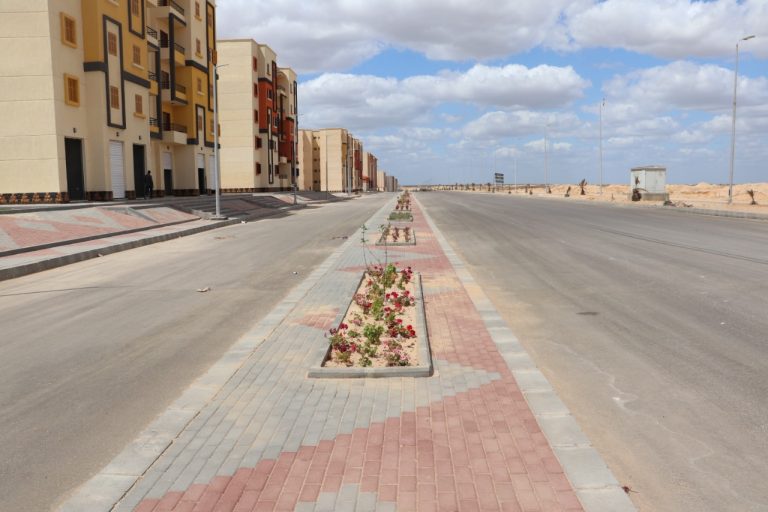 الإسكان.. جارٍ تنفيذ عدة  مشروعات للطرق والمحاور الرئيسية بمدينتي السادات والشروق
