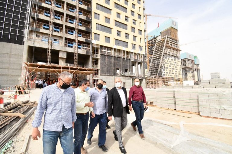 وزير الإسكان يتفقد مشروعات منطقة الأعمال المركزية والحدائق المركزية ومحور محمد بن زايد الجنوبي بالعاصمة الإدارية الجديدة