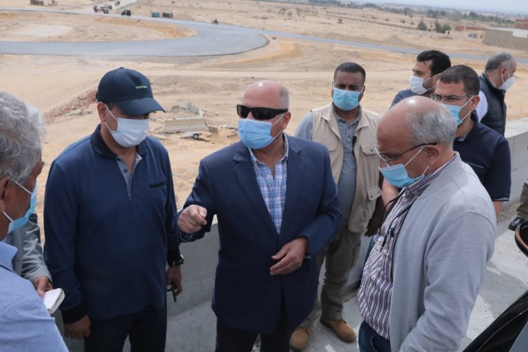 وزير النقل يتابع اللمسات النهائية للمرحلة الأولى من مشروع تطوير الصعيد الصحراوي الغربي