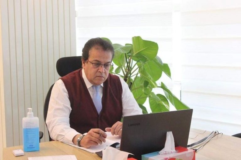 د. خالد عبدالغفار.. يتلقى تقريرًا حول التدريب على الإختبارات الإلكترونية بكليات القطاع الطبي