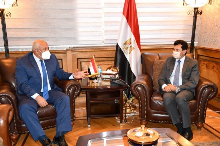 وزير الشباب والرياضة يلتقي محافظ الوادي الجديد