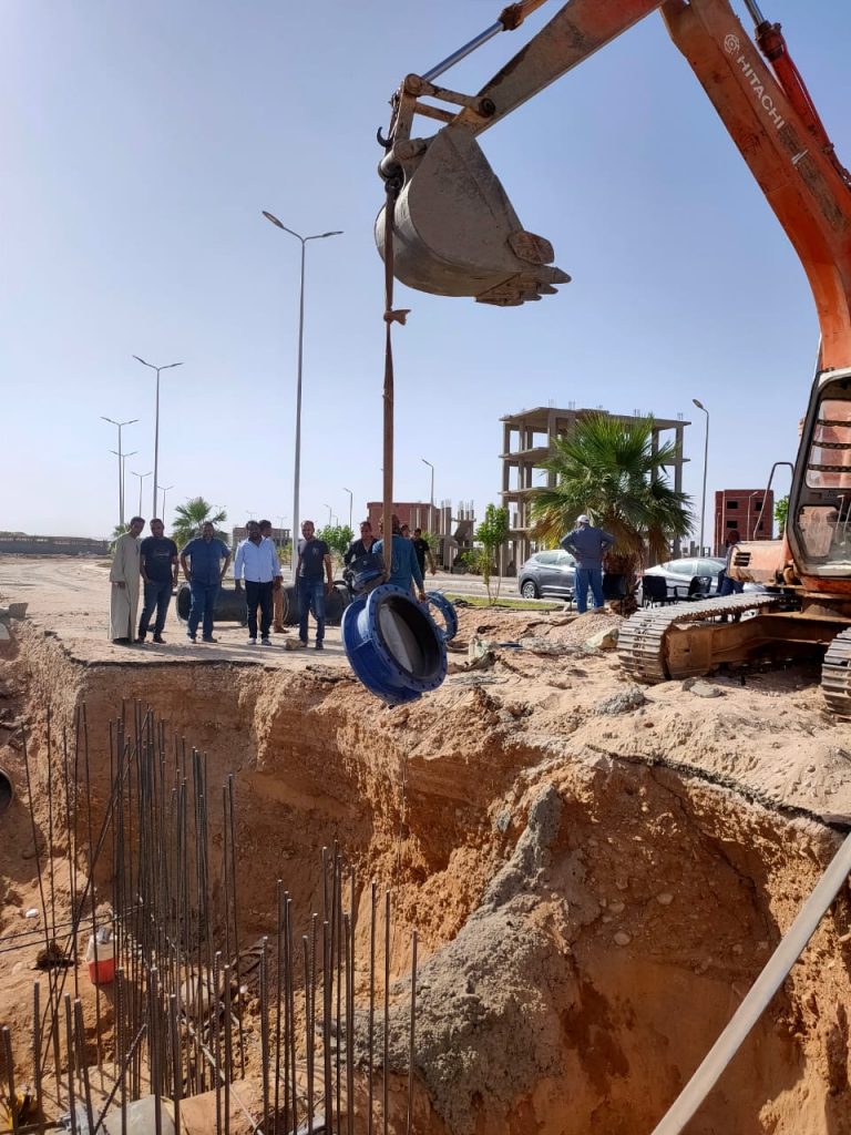 رئيس جهاز قنا الجديدة.. جارٍ الانتهاء من تنفيذ أعمال خط المياه الرئيسى المغذي لمساحة 1500 فدان  بالمدينة