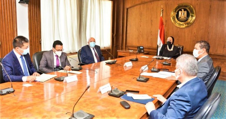 وزيرة التجارة والصناعة.. تبحث مع مسئولى شركة يوتنج الصينية خطط الشركة المستقبلية للتوسع فى إنتاج الأتوبيسات بالسوق المصرى