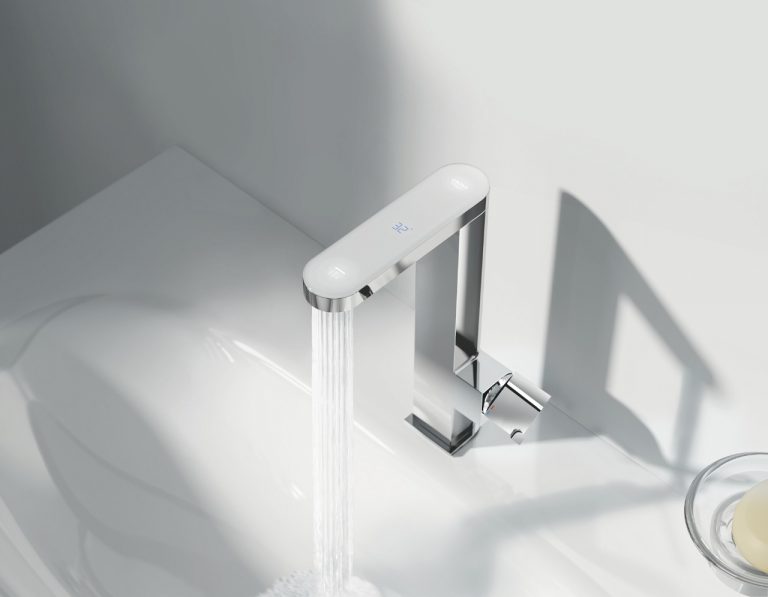 فكرة دفع بسيطة ذات تأثير كبير: GROHE Plus تدعم توفير الطاقة والماء من خلال شاشة لعرض درجة الحرارة الرقمية