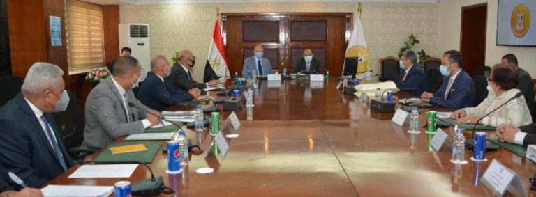 وزير التنمية المحلية ومحافظ القاهرة يتابعان إجراءات تفعيل عقود منظومة المخلفات بـ18 حي  بالمنطقتين الشرقية والغربية مع مسئولي شركتى ” ارتقاء”  و ” انفيروماستر “
