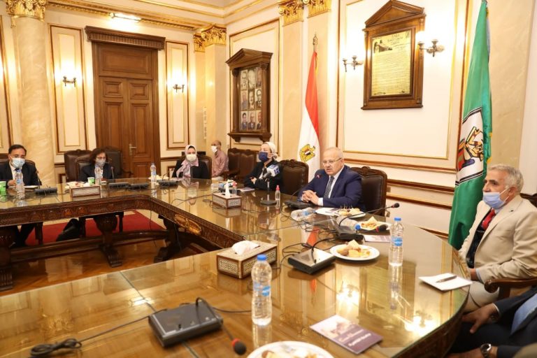 وزارة البيئة وجامعة القاهرة يوقعان مذكرة تفاهم لإعداد برنامج جامعى لعلوم البيئة