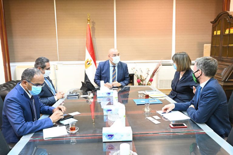 وزير الإسكان يلتقى المنسقة المقيمة للأمم المتحدة بمصر لعرض التجربة العمرانية المصرية