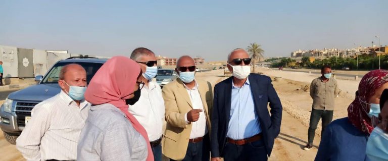 مسئولو “الإسكان” يتابعون أعمال تطوير الطرق ومنظومة الصرف الصحى بالقاهرة الجديدة