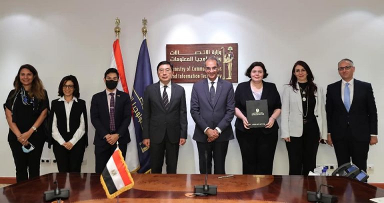 وزير الاتصالات وتكنولوجيا المعلومات ووزيرة الاتصالات والمعلومات السنغافورية يشهدان توقيع اتفاق تعاون لنقل المعرفة وإعداد المدربين