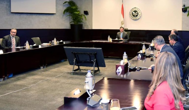 السفيرة نبيلة مكرم..  تتوجه بالشكر لرئيس هيئة الاستثمار لتعاونه في توفير تدريب لدارسينا الشباب بالخارج