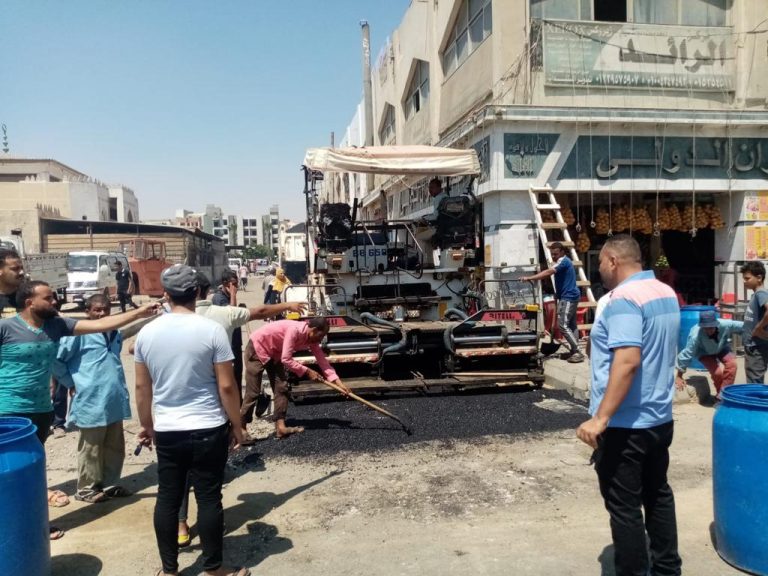 جهاز مدينة العاشر من رمضان يستكمل أعمال رصف الطرق بمنطقة الأردنية