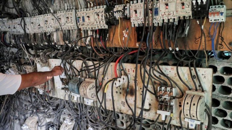 *لبنان في حالة يرثى لها بسبب انقطاع التيار الكهربائي مع اغلاق المحطات الرئيسية*