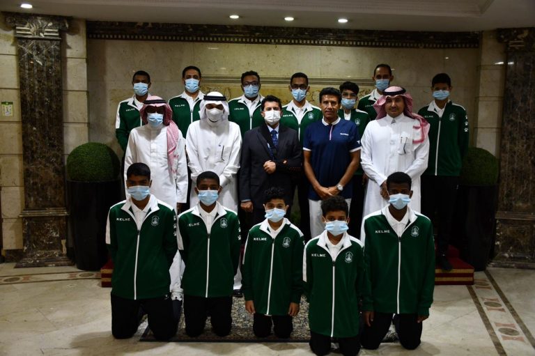 وزير الرياضة يستقبل منتخب السعودية للإسكواش
