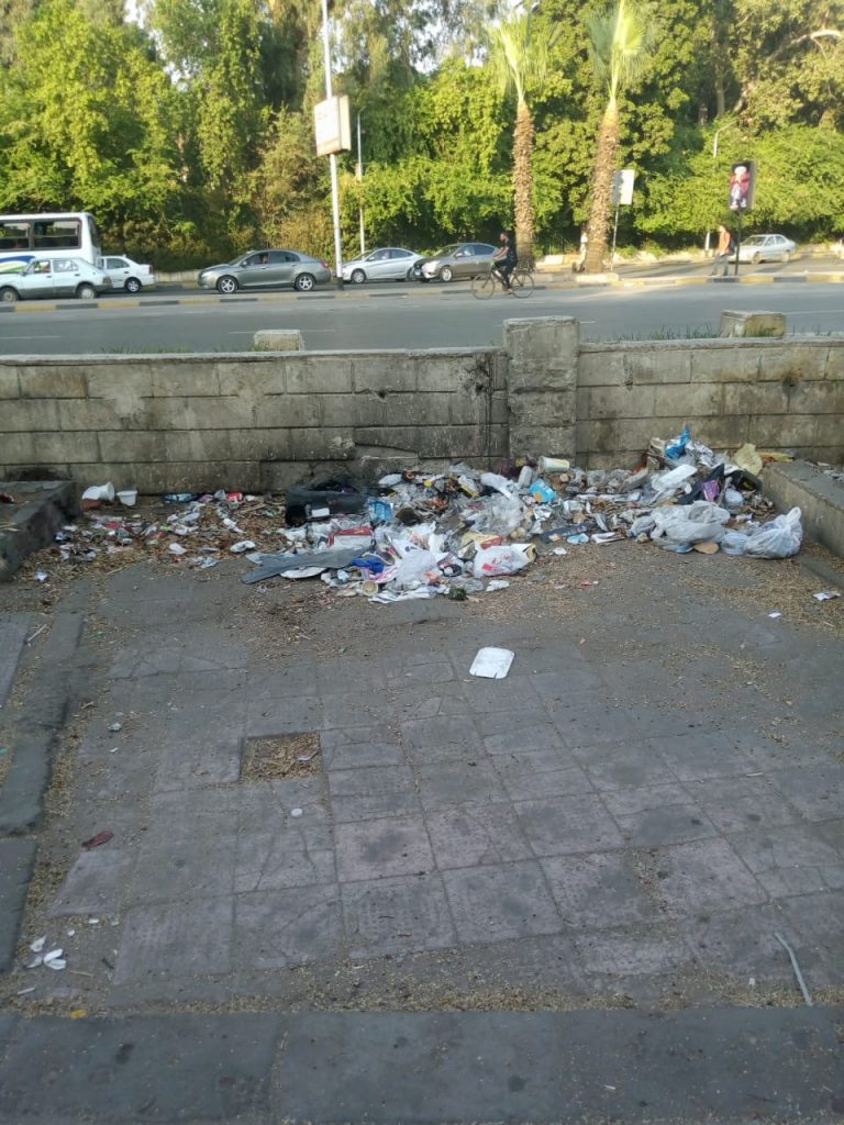 انتشار القمامة أمام جامعة القاهرة.