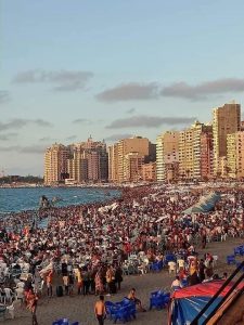 زيادة عدد المصطافين بالاسكندرية في فصل الصيف ..ولكن هل هذا الشئ يعود بالسلب ام بالإيجاب على المدينة واهلها؟!
