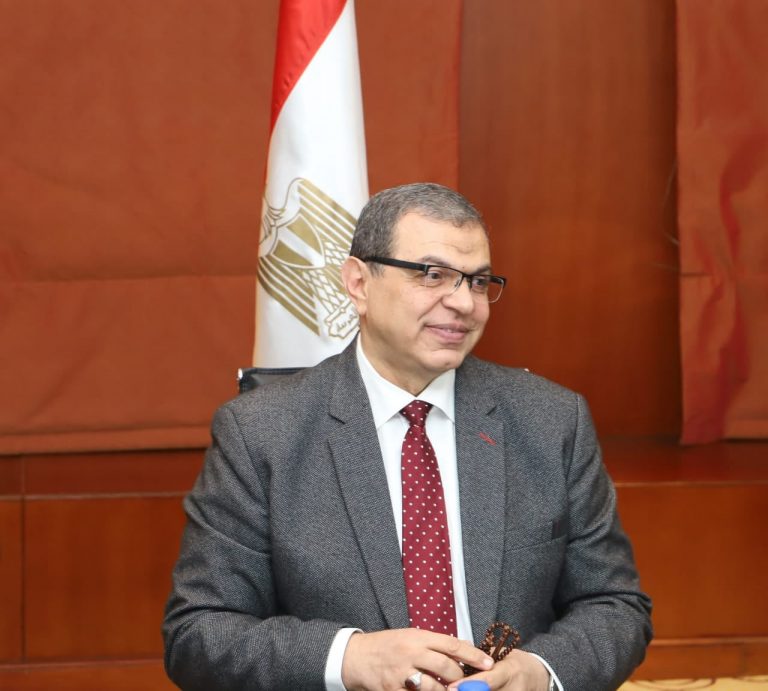 القوى العاملة تتابع حريق مصنع لتصنيع زيوت السيارات بأبو رواش