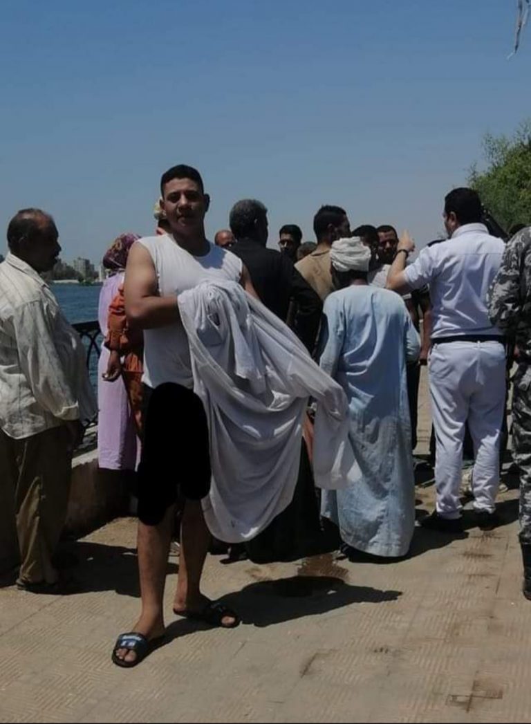 شاب ينقذ أم وطفلها من الموت غرقا بعد سقوطهما في النيل بسوهاج