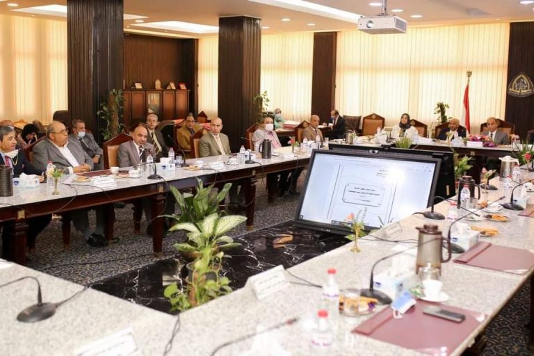 مجلس جامعة الزقازيق يستعرض انجازات قطاعات الجامعة واستعداداتها لافتتاح مشروعاتها القومية نهاية هذا العام برئاسة الاستاذ الدكتور عثمان شعلان رئيس جامعة الزقازيق