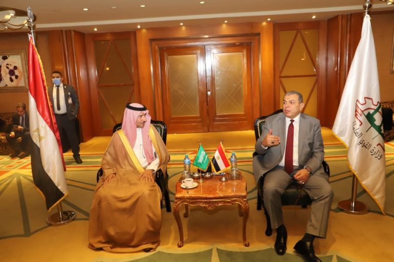 سعفان يتابع مع نائب نظيره السعودي أحوال العمالة المصرية وتطوير آليات حمايتها وتسهيل عودة من تلقوا تطعيم كورونا