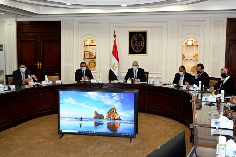 وزير الإسكان يبحث مخططات تنمية أراضى الساحل الشمالي الغربي الواقعة شرق مدينة العلمين الجديدة
