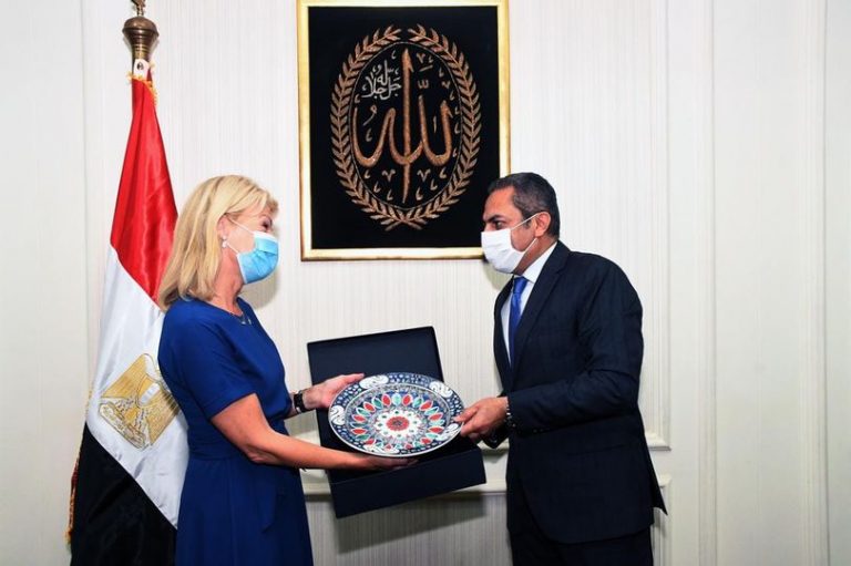 نائب وزير الإسكان يلتقي وزيرة التجارة السويدية والسفير السويدي بالقاهرة لبحث التعاون المشترك بين الجانبين خاصة فى مجال النقل الذكى المستدام بالمدن الجديدة