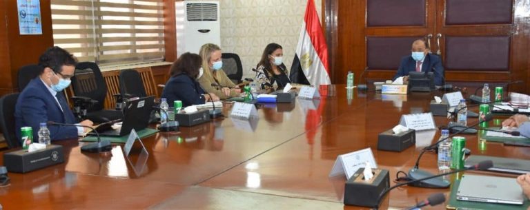 وزير التنمية المحلية يبحث مع وفد البنك الدولي الإسراع ببرامج عمل تنفيذ مشروع إدارة تحسين جودة الهواء بالقاهرة الكبرى