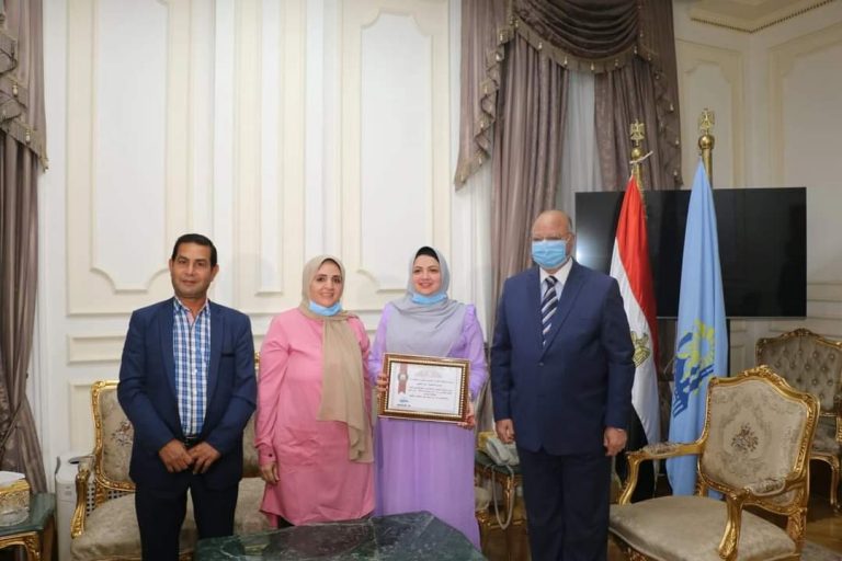 ” في إطار مبادرتها لتجميل شوارع الحي الذي تسكنه .. نور إبنة عين شمس تحول شارع المؤسسة إلى شارع الألوان بريشتها “