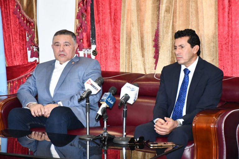 وزير الرياضة ومحافظ البحر الأحمر يتفقدان أعمال التطوير بالمدينة الشبابية بالغردقة.
