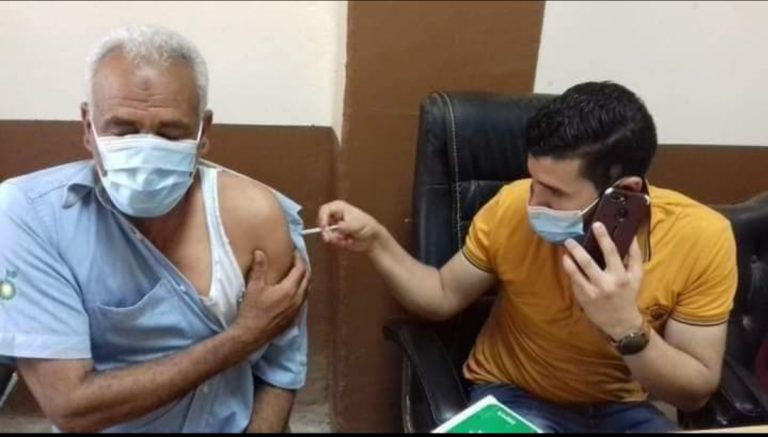 بعد النشر  بشبكة أخبار العربية .. مسئول حقن اللقاح بسوهاج يوضح ” لم اقصد الاستهانه وطريقة حقني للمواطن صحيحة “