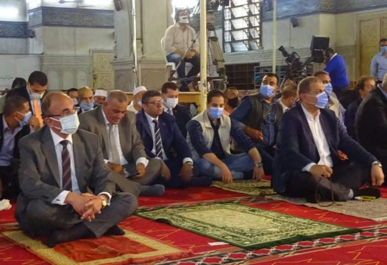 رئيس جامعة الزقازيق يؤدي صلاة الجمعة بمسجد الفتح في إطار إحتفالات محافظة الشرقية بعيدها القومي