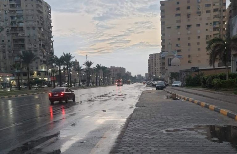 أمطار رعدية غزيرة تضرب عددا من المحافظات