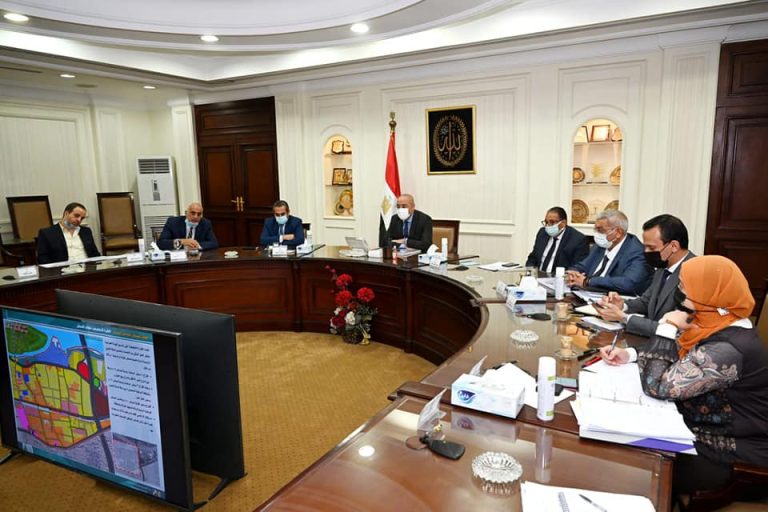 وزير الإسكان يستعرض البدائل المقترحة لمشروع إعادة تخطيط وتطوير المدخل الجنوبى لمدينة الجيزة